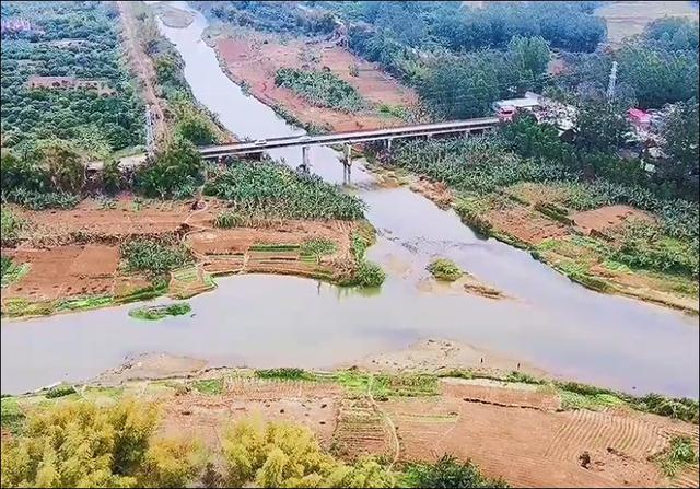 广东最大的蛋鸡养殖基地，因一口神秘的古井而得名。哪里？