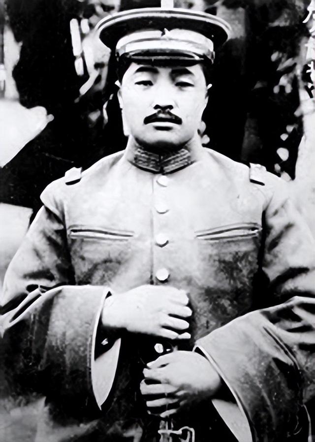 十大元帅之首朱老总，在授衔时编号却是“004”，那么“001”是谁