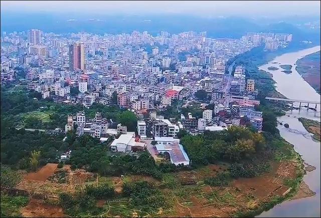 广东最大的蛋鸡养殖基地，因一口神秘的古井而得名。哪里？