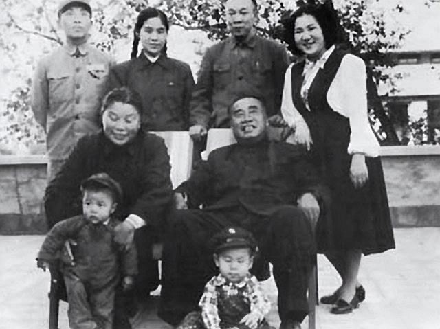 赵力平多次拒绝朱德儿子求爱，贺龙问其原因，赵力平：他家官太大