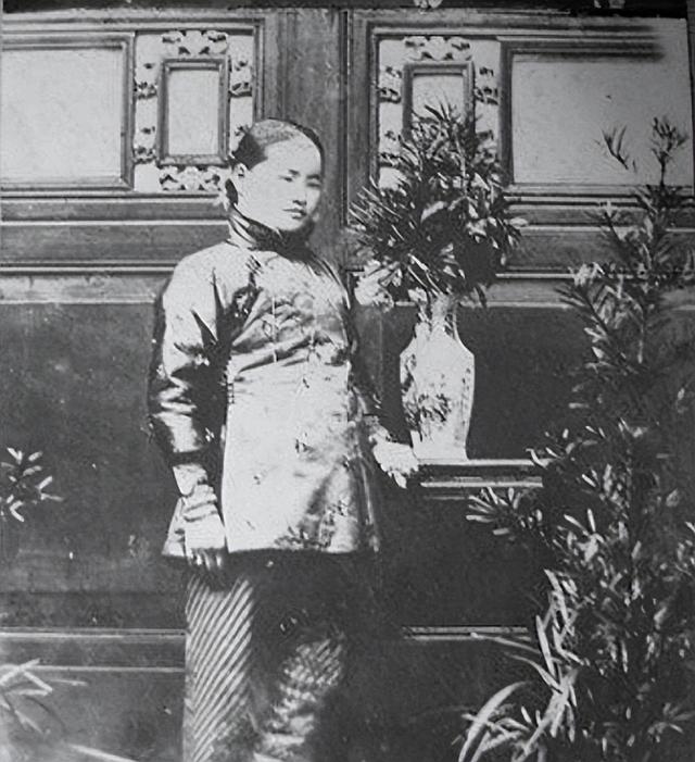 赵力平多次拒绝朱德儿子求爱，贺龙问其原因，赵力平：他家官太大