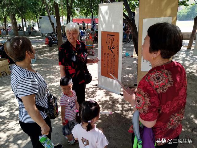 郑飞院内龙凤和美之处，俪睿人“愿”字书幡随风飘扬，金光耀眼